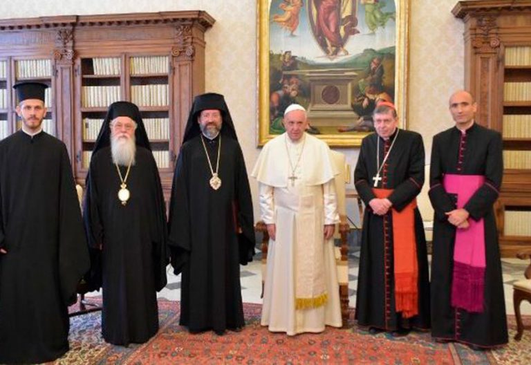 El papa se reune con una delegacion del patriarca ecumenico de constantinopla bartolome I que viaja