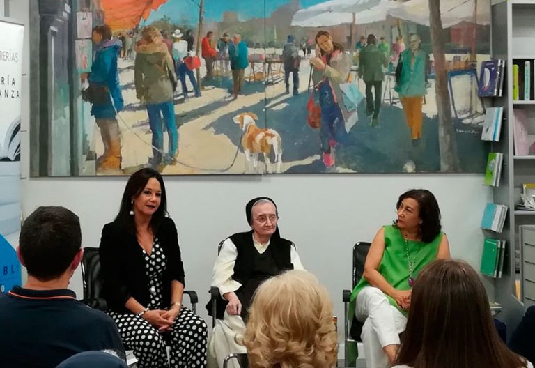 La religiosa y pintora Isabel Guerra presenta libro