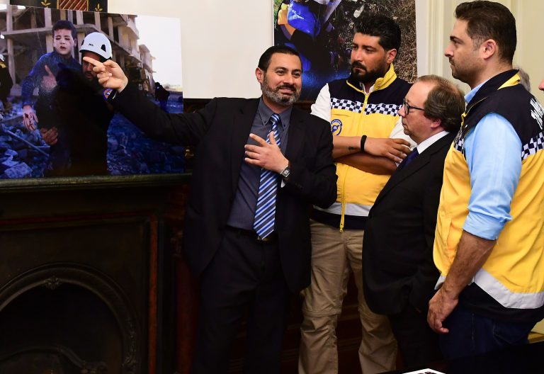 Dos miembros de los Cascos Blancos de Siria, en Fafe (Portugal)