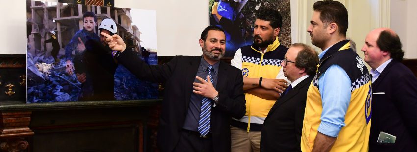 Dos miembros de los Cascos Blancos de Siria, en Fafe (Portugal)