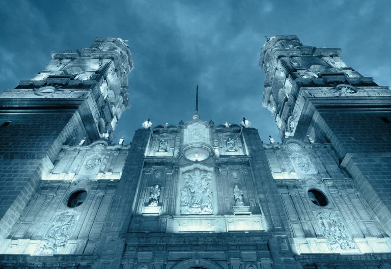La Catedral de Morelia se ilumina de azul en rechazo a la trata de personas