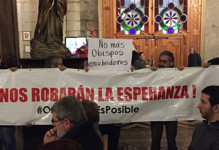Chile: Dura manifestación contra Ezzati y el Nuncio durante la Misa de Santiago Apóstol