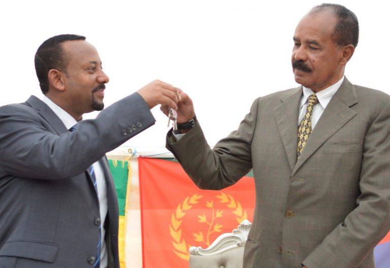 El primer ministro etíope, Abiy Ahmed, y el presidente de Eritrea, Isaias Afewerki, en Adís Abeba, durante la reapertura de la embajada eritrea en la capital etíope, el 16 de julio