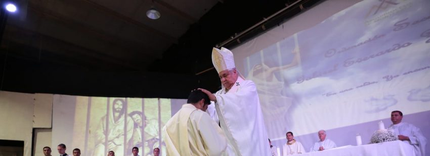 Un ex pandillero es ordenado sacerdote: se convirtió en prisión