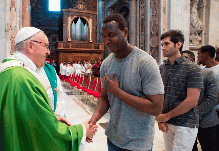 El Papa invita a “construir el futuro con los migrantes y refugiados”