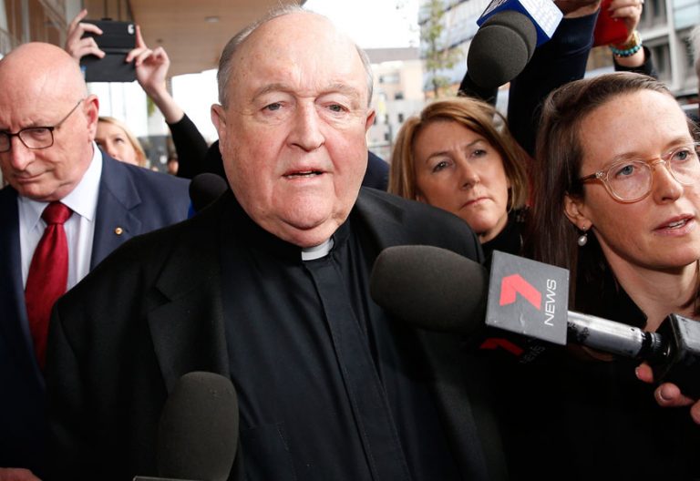 El arzobispo de Adelaida, Australia, Philip Wilson saliendo del juzgado tras ser condenado a un