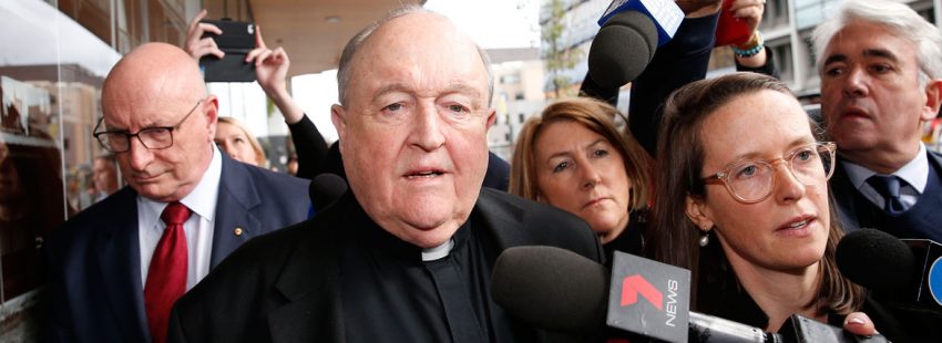 El arzobispo de Adelaida, Australia, Philip Wilson saliendo del juzgado tras ser condenado a un año de prisión por encubrimiento de abusos en 1976
