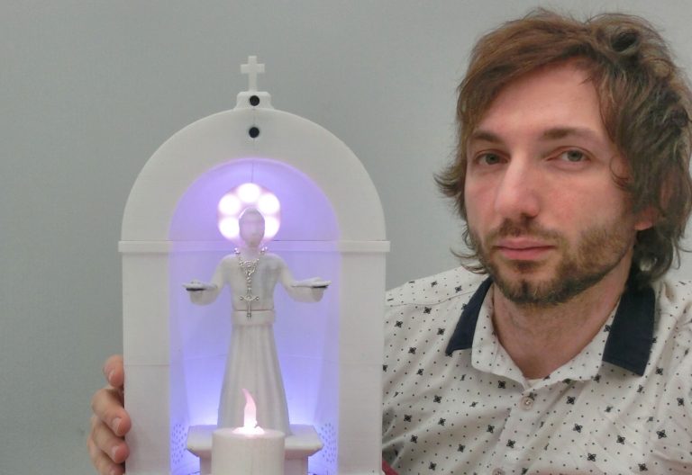 El profesor Gabriele Trovato, creador del primer robot católico contemporáneo