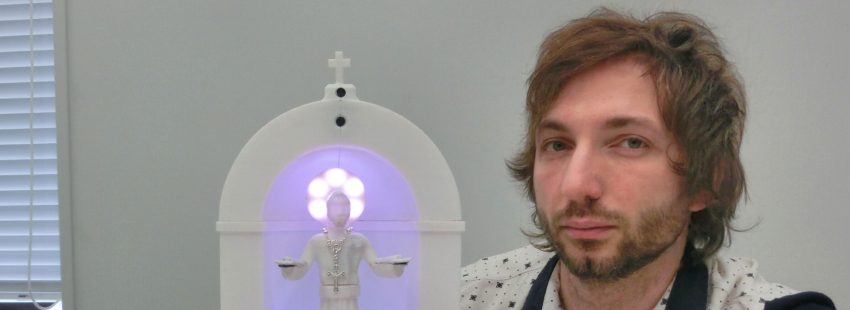 El profesor Gabriele Trovato, creador del primer robot católico contemporáneo