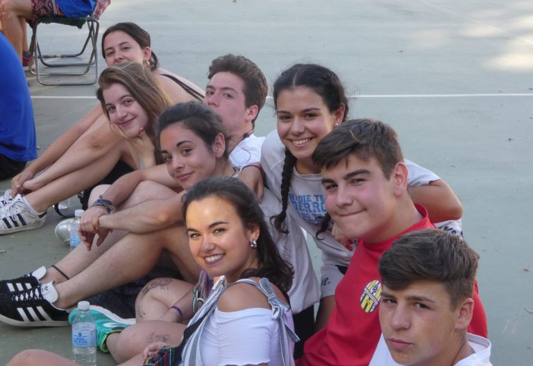 Foto de unos jóvenes seguramente de la JOC mandada por Raquel Lara para su blog