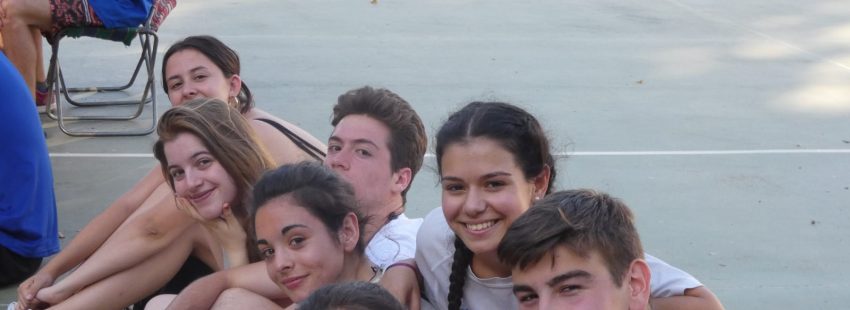 Foto de unos jóvenes seguramente de la JOC mandada por Raquel Lara para su blog