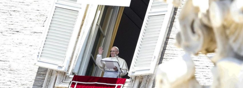 EPA6477. VATICANO (VATICANO), 29/06/2018.- El papa Francisco oficia el rezo del Angelus en la Plaza de San Pedro en el Vaticano hoy, 29 de julio de 2018. EFE/ Giuseppe Lami