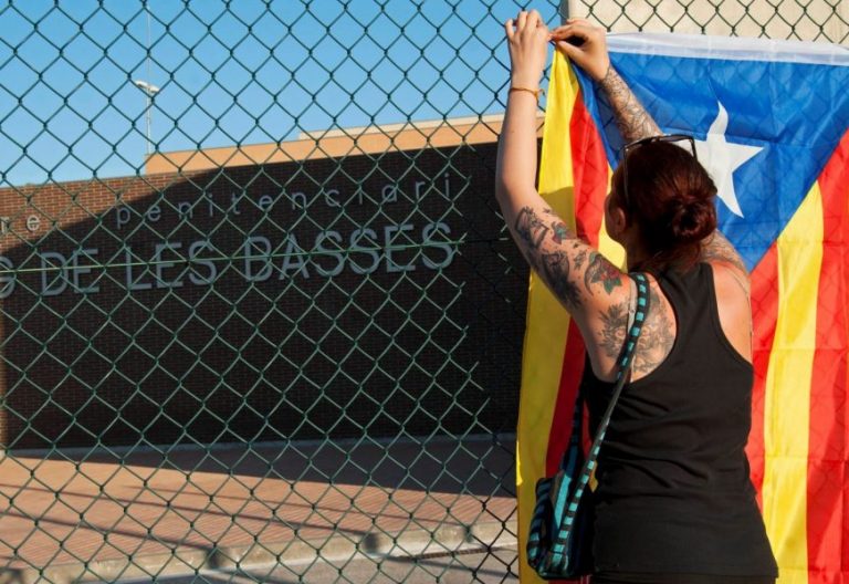 Una manifestante delante del Centro Penitenciario del Puig de les Basses/EFE