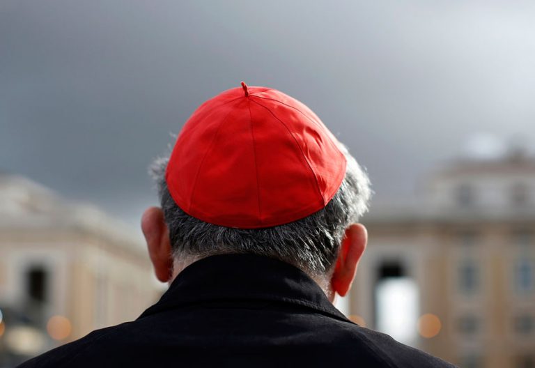 Un cardenal en la plaza de San Pedro, en el Vaticano