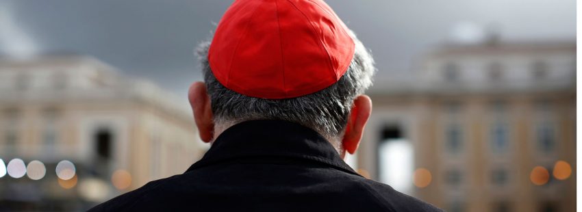 Un cardenal en la plaza de San Pedro, en el Vaticano