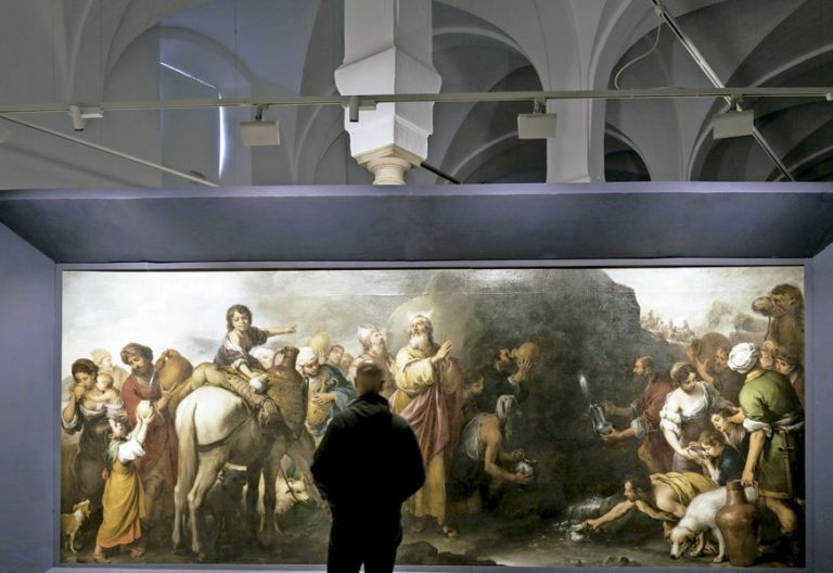 Un hombre mirando una obra en un museo