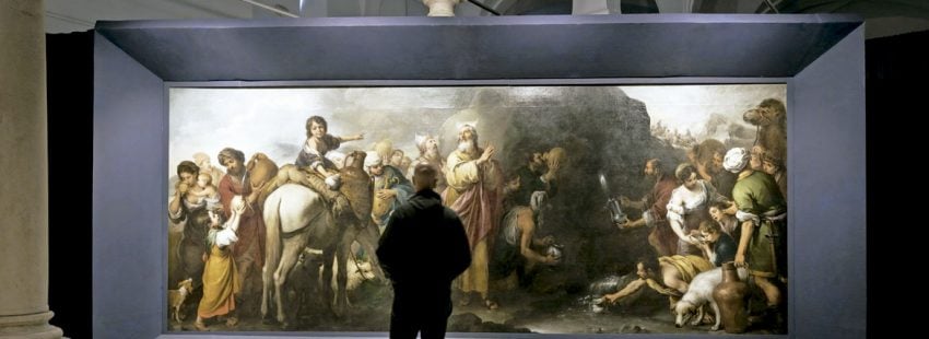 Un hombre mirando una obra en un museo