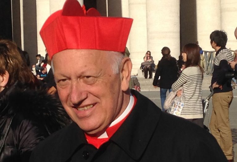 el cardenal ezzati en la plaza de san pedro