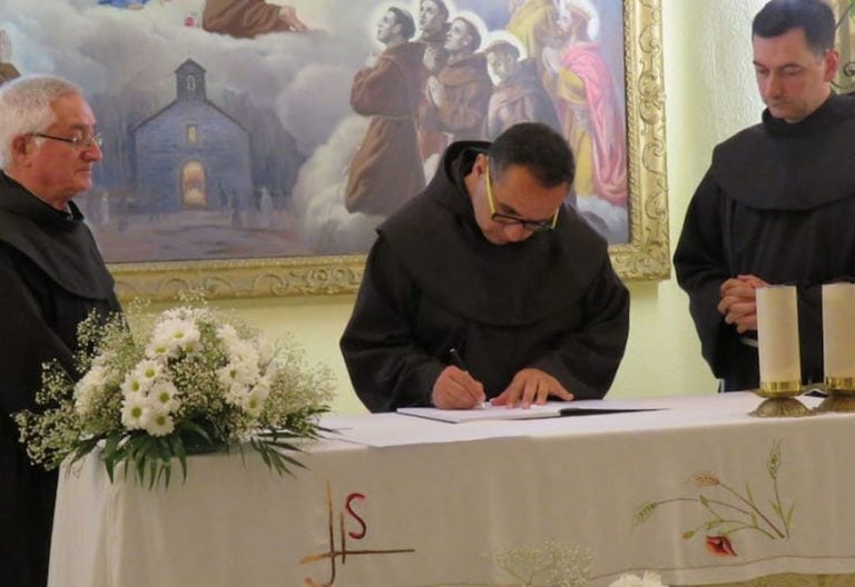 Franciscanos de murcia en un acto en la capilla de su convento.