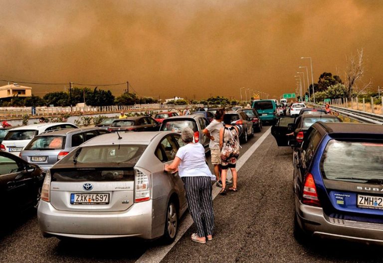 Las iglesias de Grecia se vuelcan con las víctimas de los incendios