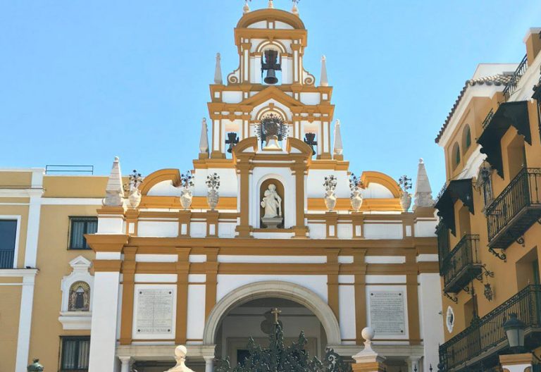 Fachada de la Basílica de Santa María de la Esperanza Macarena en Sevilla