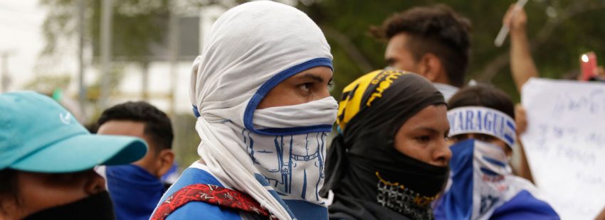 jovenes manifestantes encapuchados protestan contra el gobierno de niacaragua presidido por daniel ortega