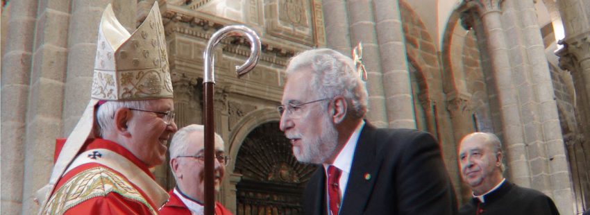 Arzobispo de Santiago Julian Barrios saluda al oferente de la misa del apostol santiago miguel angel santalices al final de la misa presidente del parlamento gallego