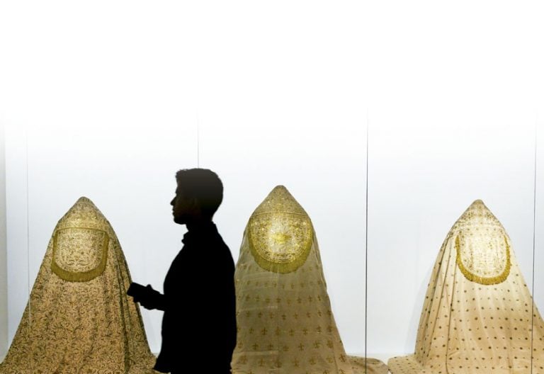 casullas expuestas en la exposicion heavenly bodies del metropolitan museum of art de nueva york,
