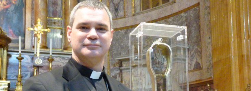 nuevo arzobispo de Melbourne Peter Comensoli posa con el brazo de san Francisco Javier en Roma
