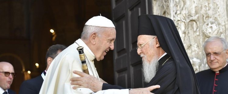 El papa Francisco saluda a los patriarcas en su visita ecuménica a Bari
