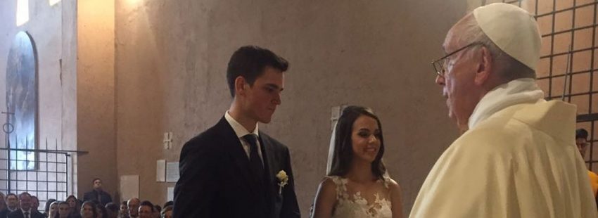 El Papa casa en el Vaticano a un guardia suizo pontificio con una trabajadora de los museos