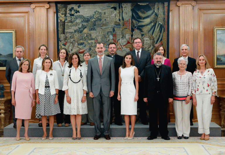 Los Reyes muestran su interés por el trabajo de los voluntarios de Manos Unidas