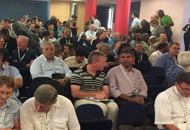 El Papa a los teólogos: “No hemos sido llamados a juzgar, sino a apoyar en las debilidades”