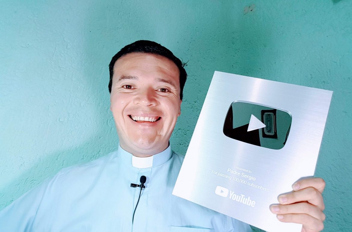 El sacerdote ganador del 'Botón de plata' de YouTube llama a conquistar el  continente digital