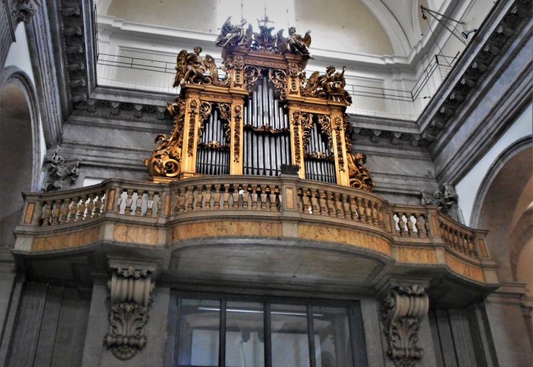 organo de tubos de la basilica de san juan de los florentinos en Roma