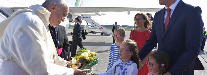 Francisco, ya en Dublín, reconoce el “fracaso” de la Iglesia al no frenar los “crímenes