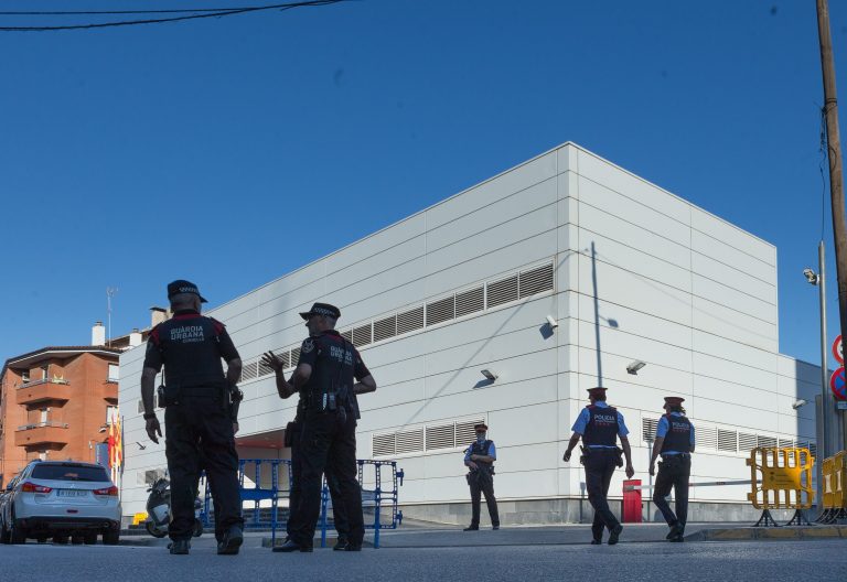 Abatido un terrorista islámico en un ataque a una comisaría de Barcelona
