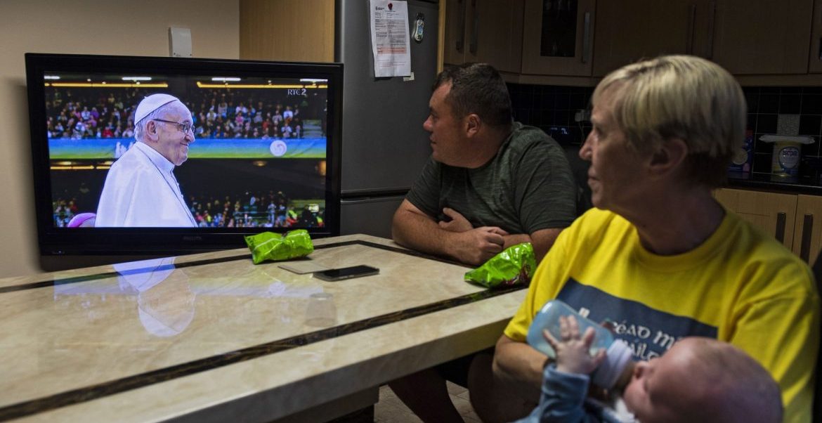 Una familia irlandesa sigue por televisión la vigilia del Papa