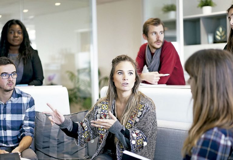 Trabajadores jóvenes oficina