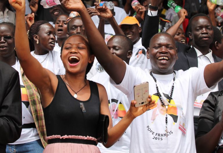 Jovenes celebran la llegada del papa francisco a uganda en 2015