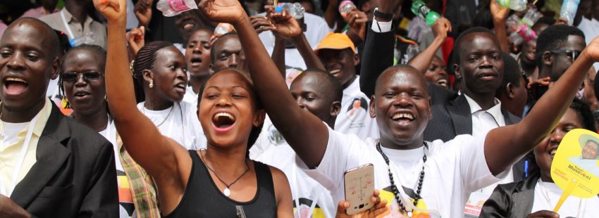 Jovenes celebran la llegada del papa francisco a uganda en 2015