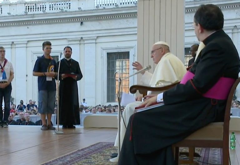 “El camino de la santidad no es para los vagos”, recuerda Francisco a los monaguillos