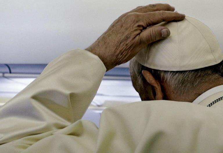 El papa Francisco en el avión de regreso a Roma de su visita a Irlanda