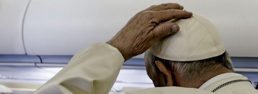 El papa Francisco en el avión de regreso a Roma de su visita a Irlanda