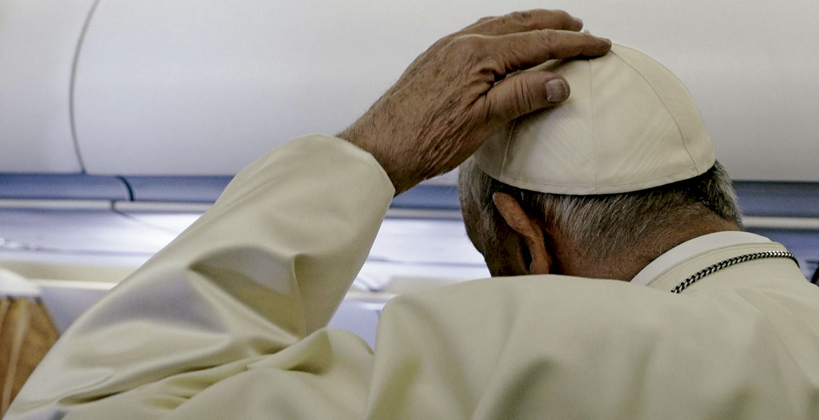 El papa Francisco en el avión de regreso a Roma de su visita a Irlanda