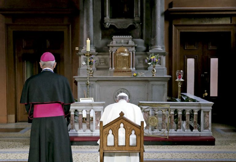 El papa Francisco reza durante su visita a Irlanda agosto 2018