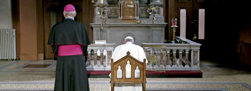 El papa Francisco reza durante su visita a Irlanda agosto 2018