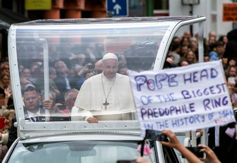 El Papa, en Dublín, ante un cartel contra los abusos en la Iglesia