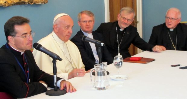 El papa se reune con jesuitas en irlanda durante su viaje a dublin para el encuentro mundial de las familias emf