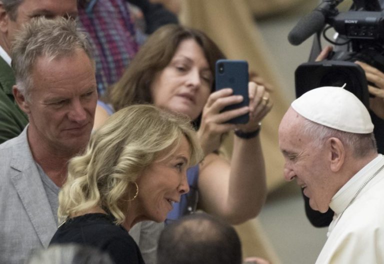 El Papa Francisco saluda a Sting y a su mujer